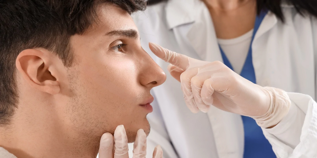 Paciente en consulta para análisis facial previo a rinoplastia estética