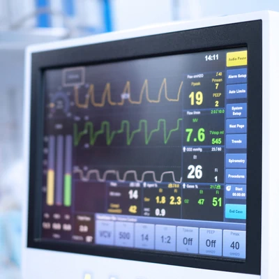 Monitor de signos vitales en quirófano — seguridad durante la cirugía de nariz