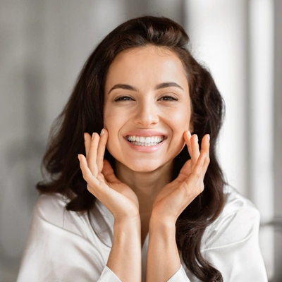 Cuidados durante las primeras semanas tras el lifting facial — protección solar y limpieza