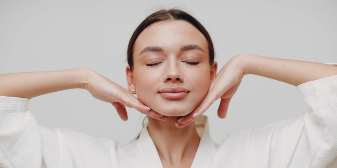 Resultados del minilifting facial — rostro descansado con cicatrices imperceptibles